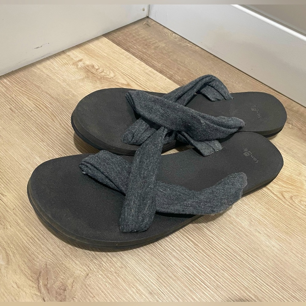 Women’s grey Sanuk Yoga X-Hale Sandel in size 8